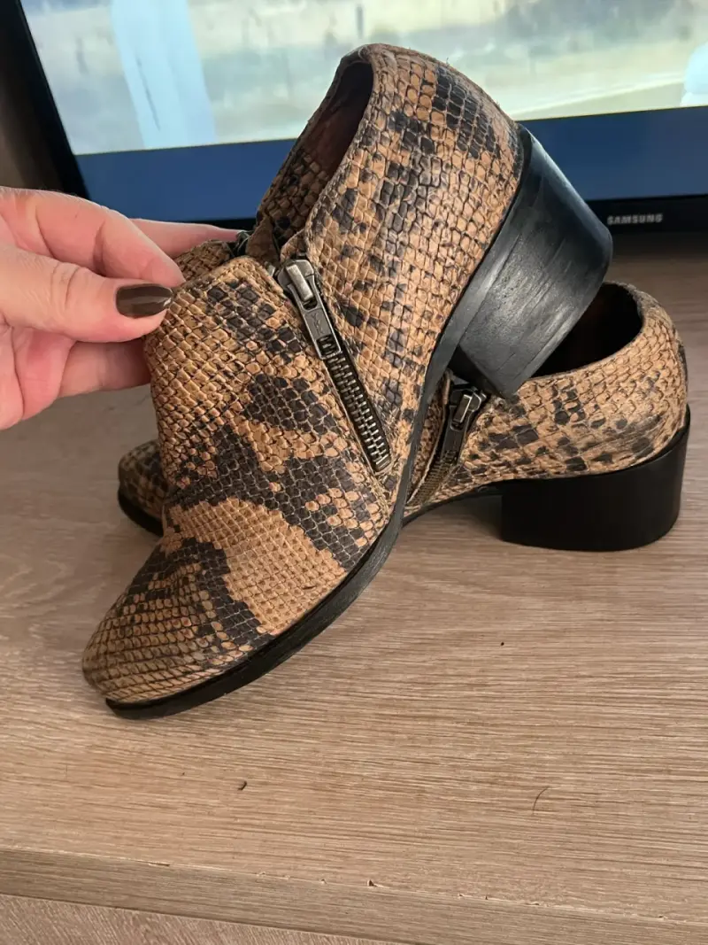 Botines de piel imitacion serpiente
