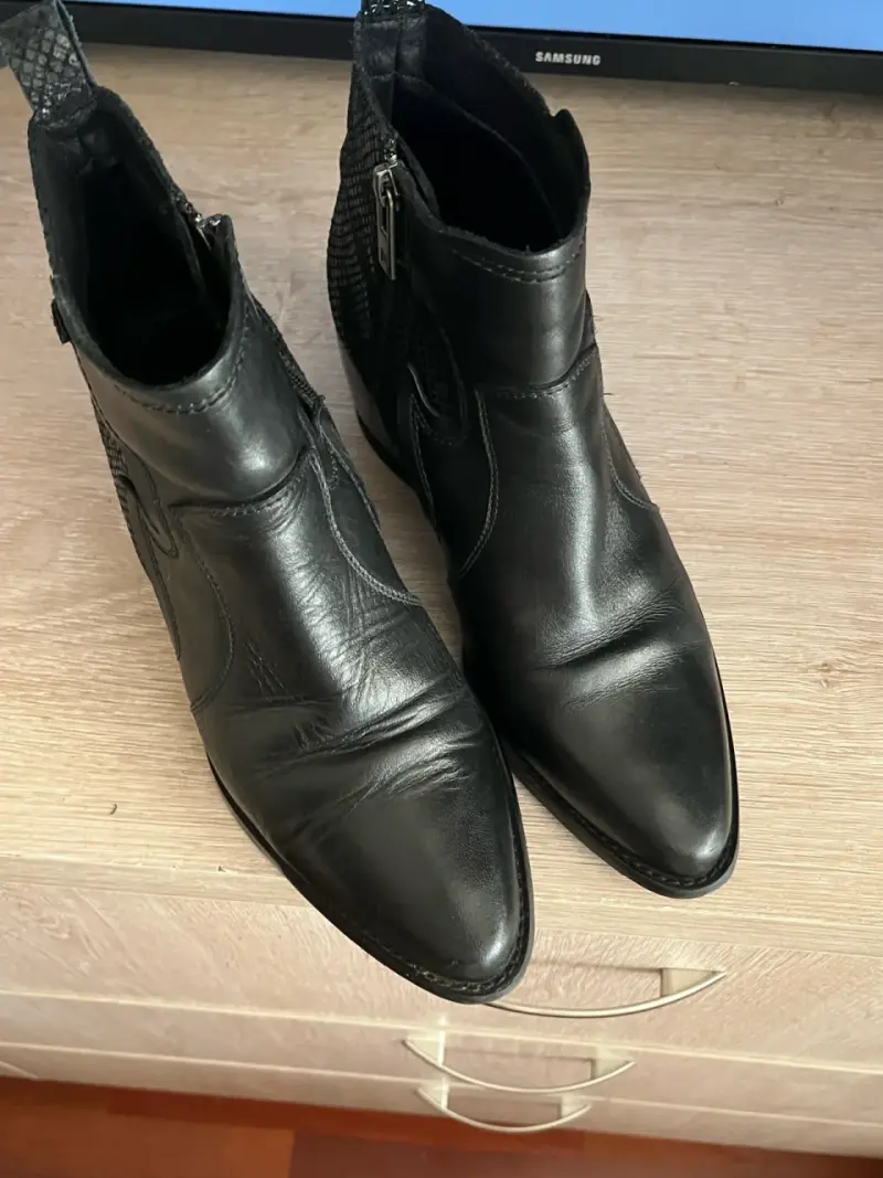 Botines negros de cuero