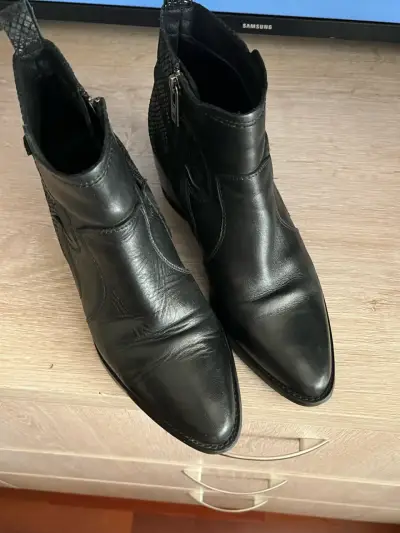 Botines negros de cuero - miniatura 1