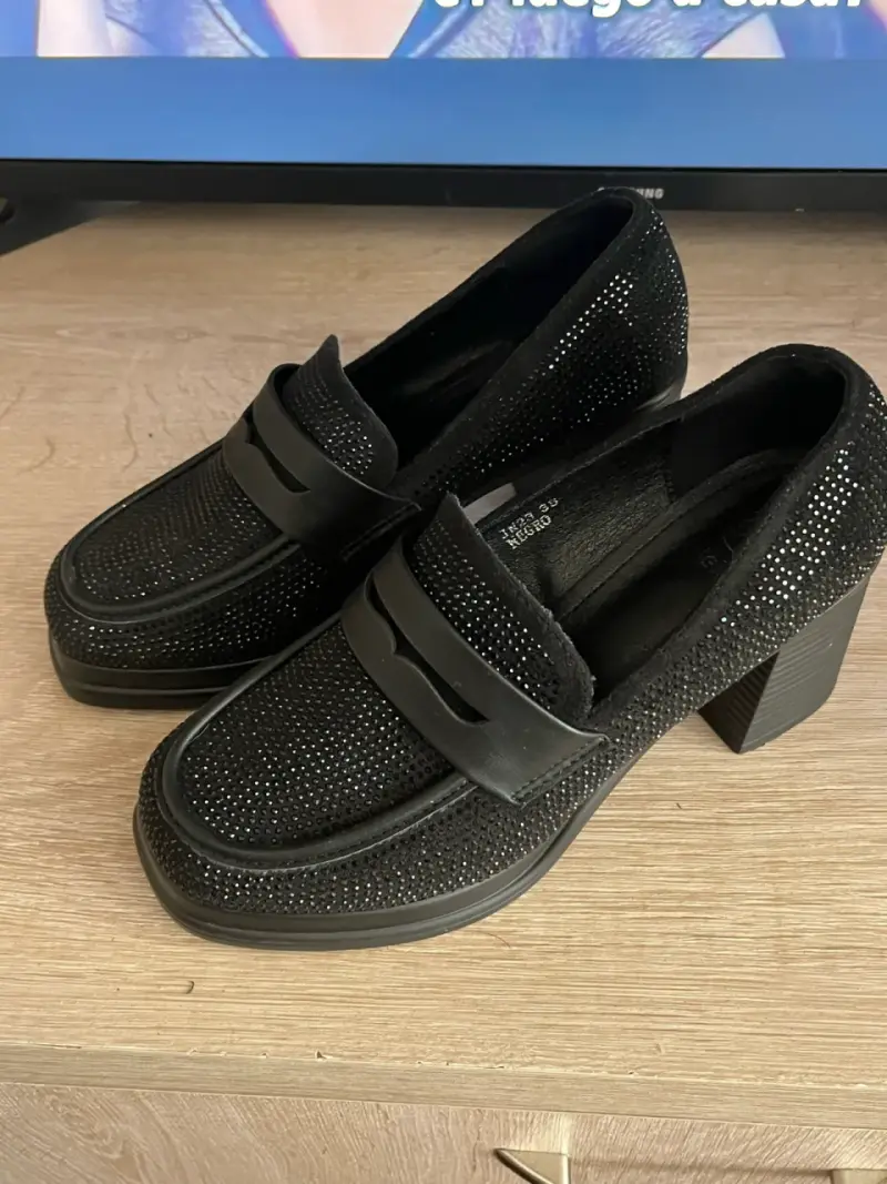 Zapatos negros con tacón medio y brillantes