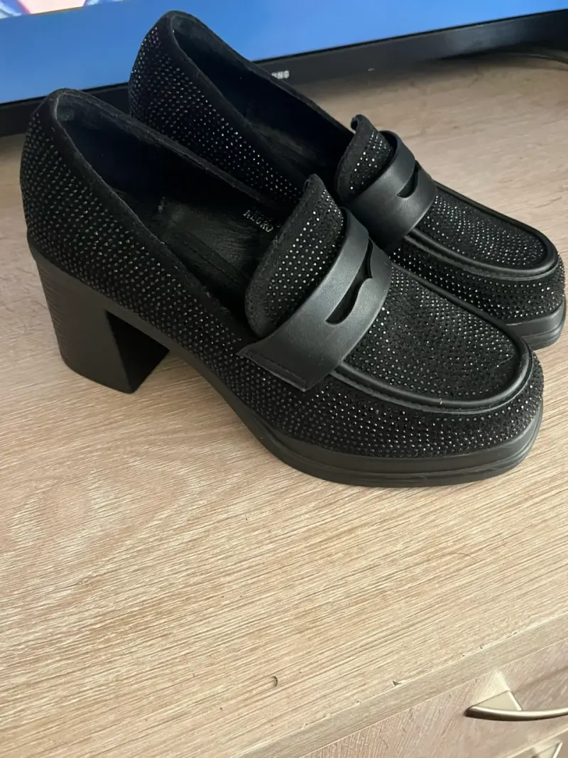 Zapatos negros con tacón medio y brillantes - 2