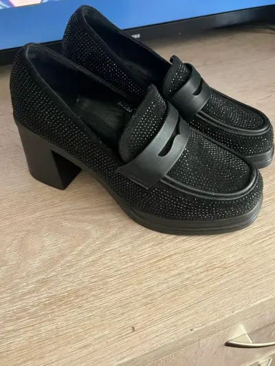 Zapatos negros con tacón medio y brillantes - miniatura 2