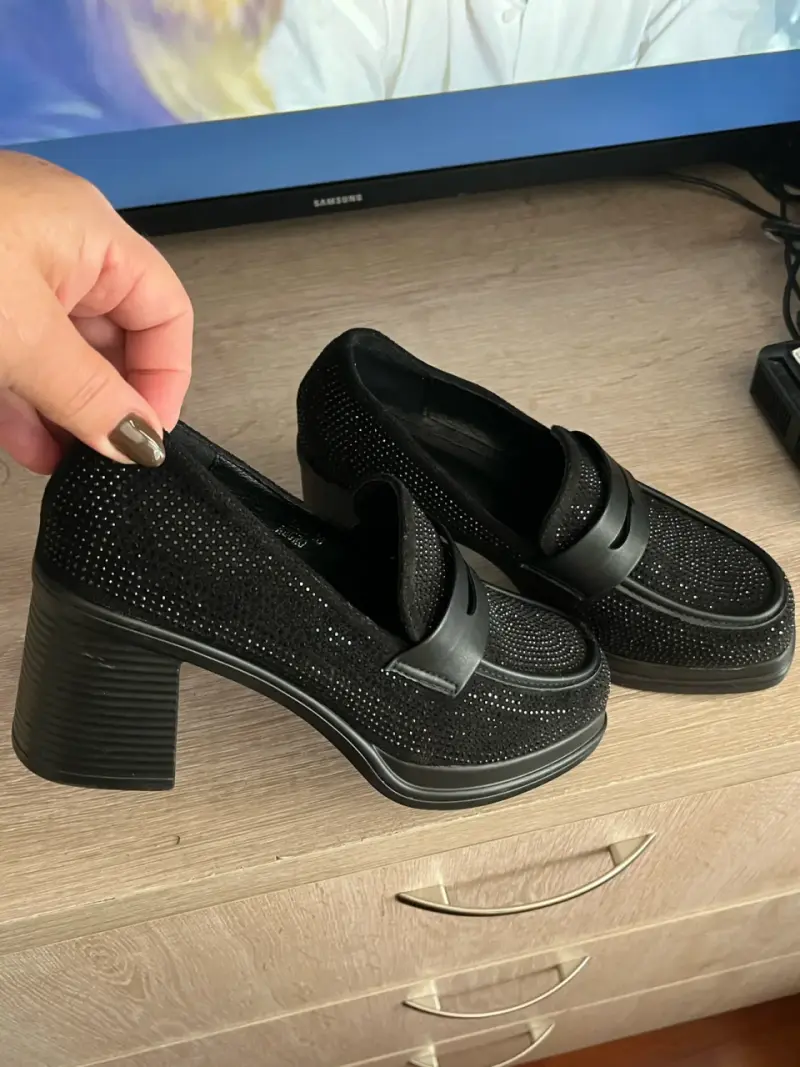 Zapatos negros con tacón medio y brillantes - 3