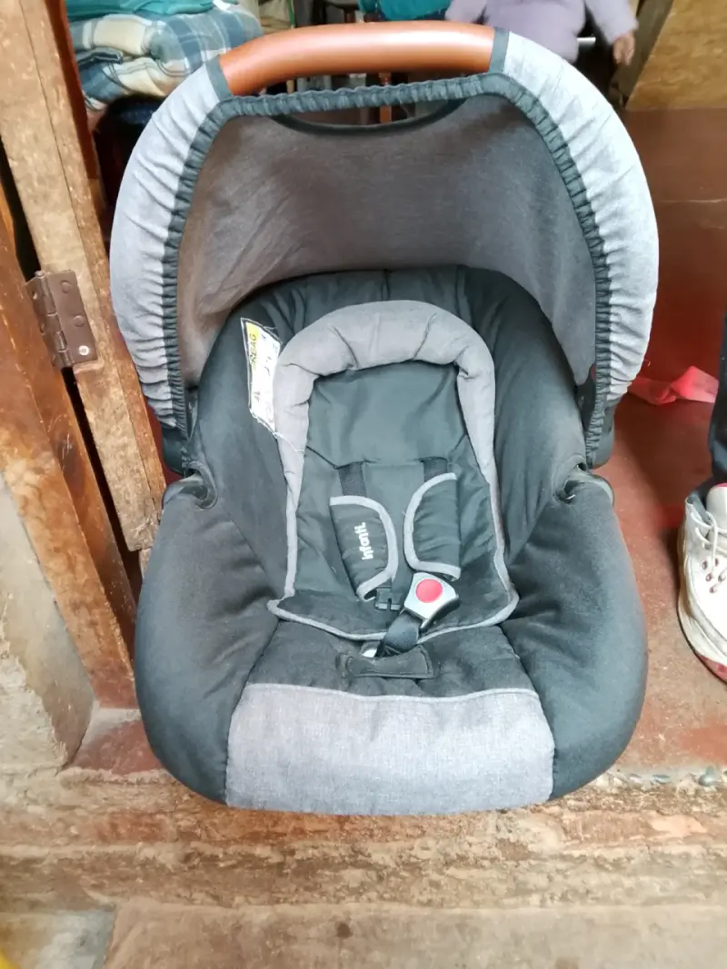 Silla de auto para bebé gris - 1