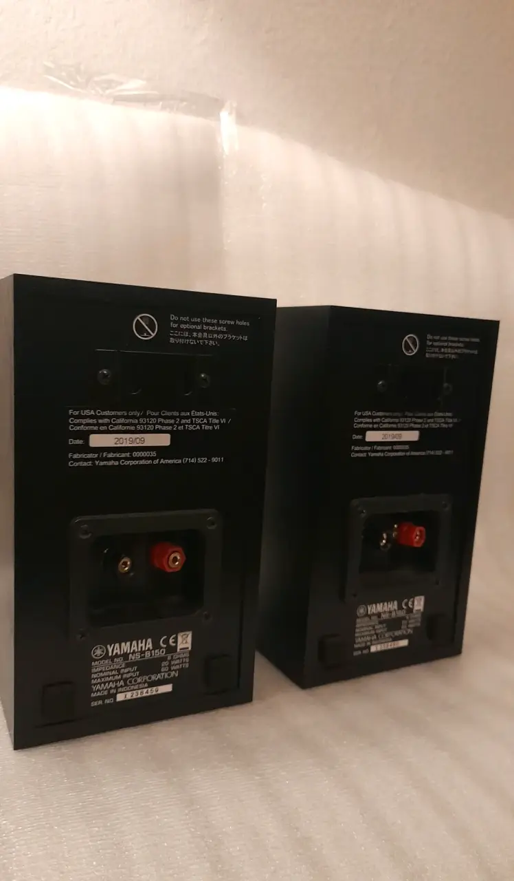 Parlantes Yamaha negros - 5