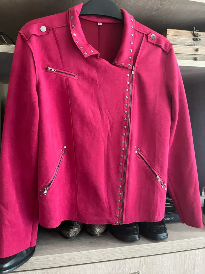 Chaqueta biker fucsia con tachas