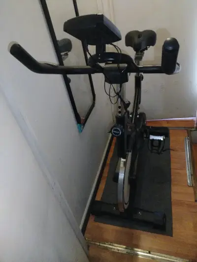 Bicicleta estática Centurfit negra - miniatura 2