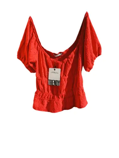 Top rojo con diseño calado - miniatura 1