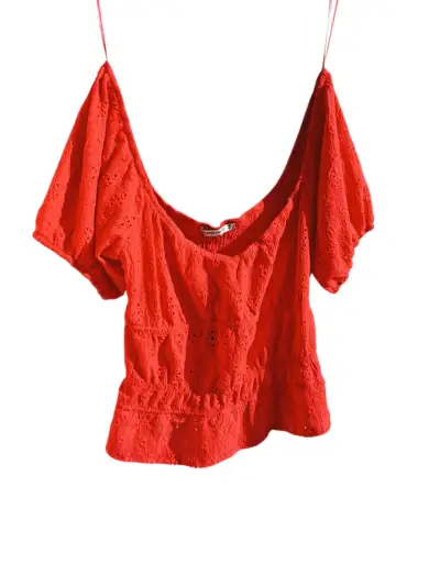 Top rojo con diseño calado - miniatura 2