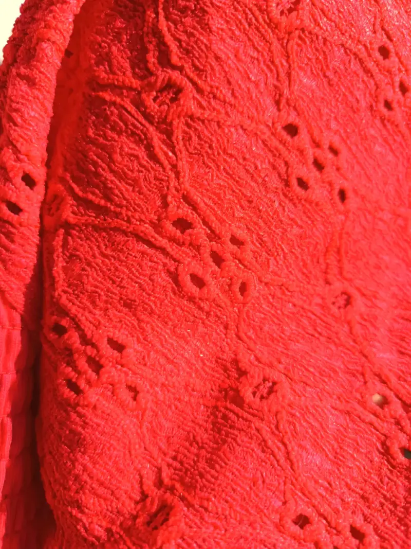 Top rojo con diseño calado - 4