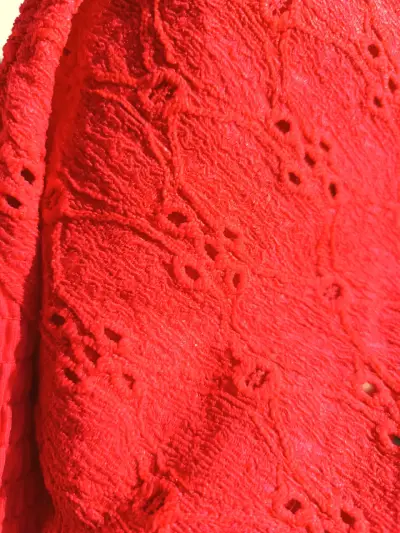 Top rojo con diseño calado - miniatura 4