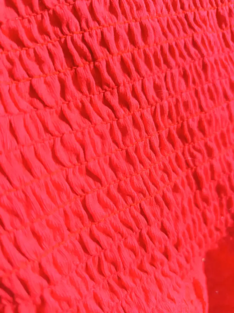 Top rojo con diseño calado - 5