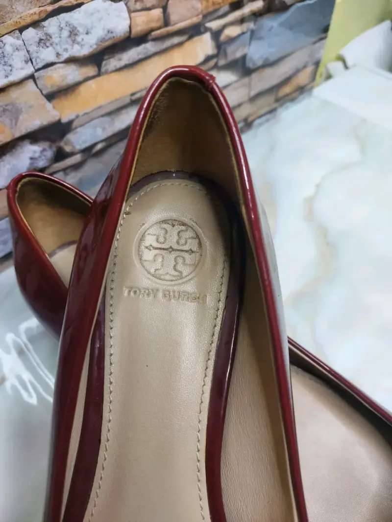 Zapatos TORY Burch planos bicolor elegantes - 2