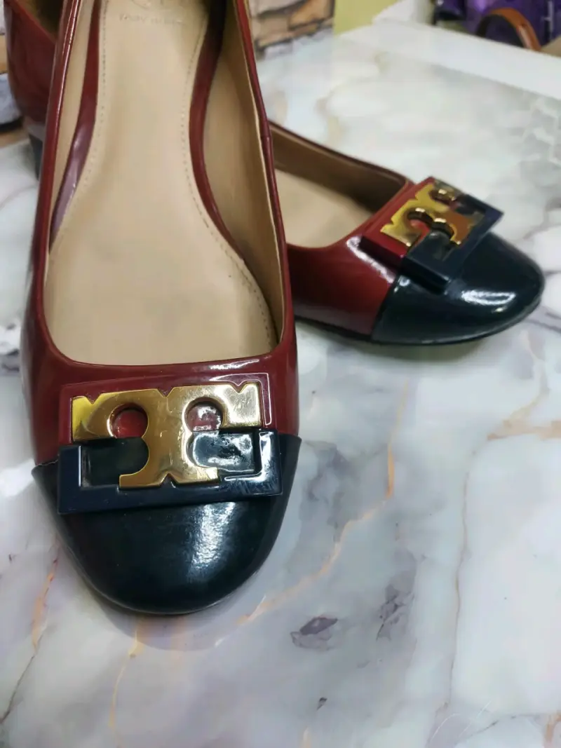 Zapatos TORY Burch planos bicolor elegantes - 3