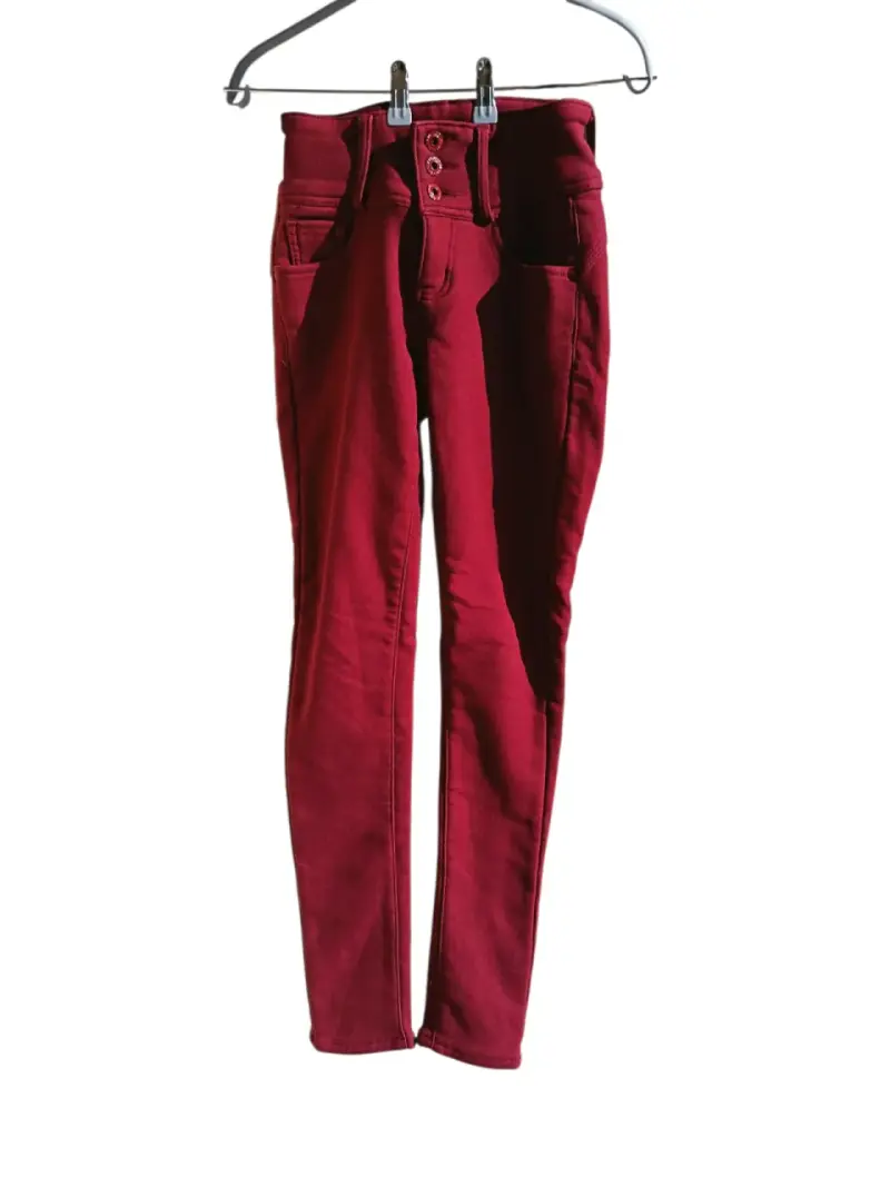 Jeans burdeos ajustados