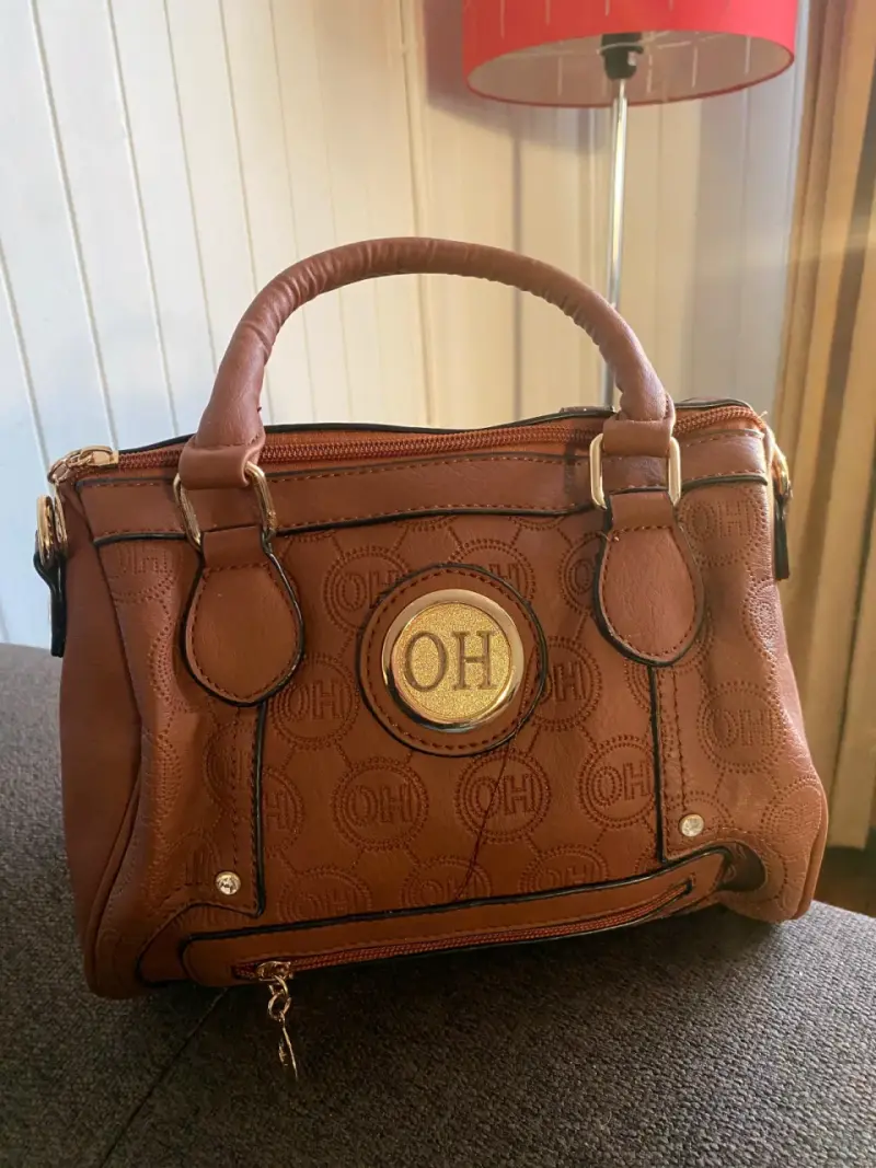 Cartera marrón con asa