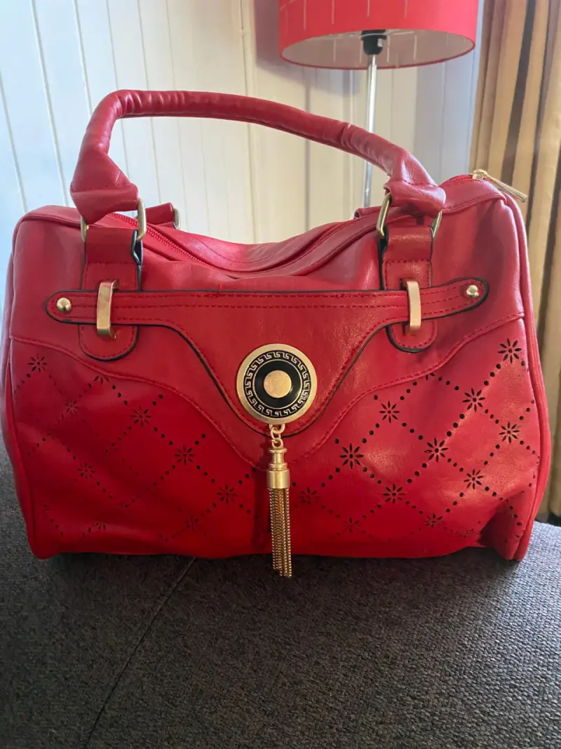 Bolso rojo con detalles calados