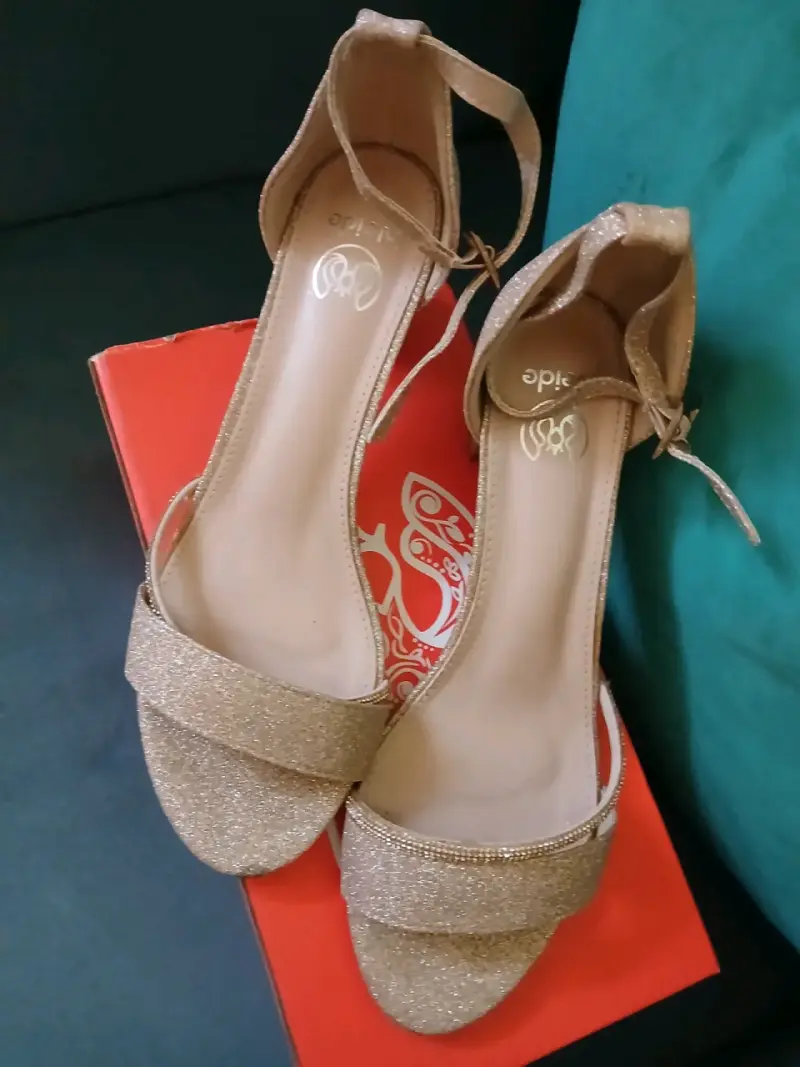Sandalias doradas de taco Weide - 2