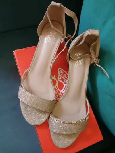 Sandalias doradas de taco Weide - miniatura 2