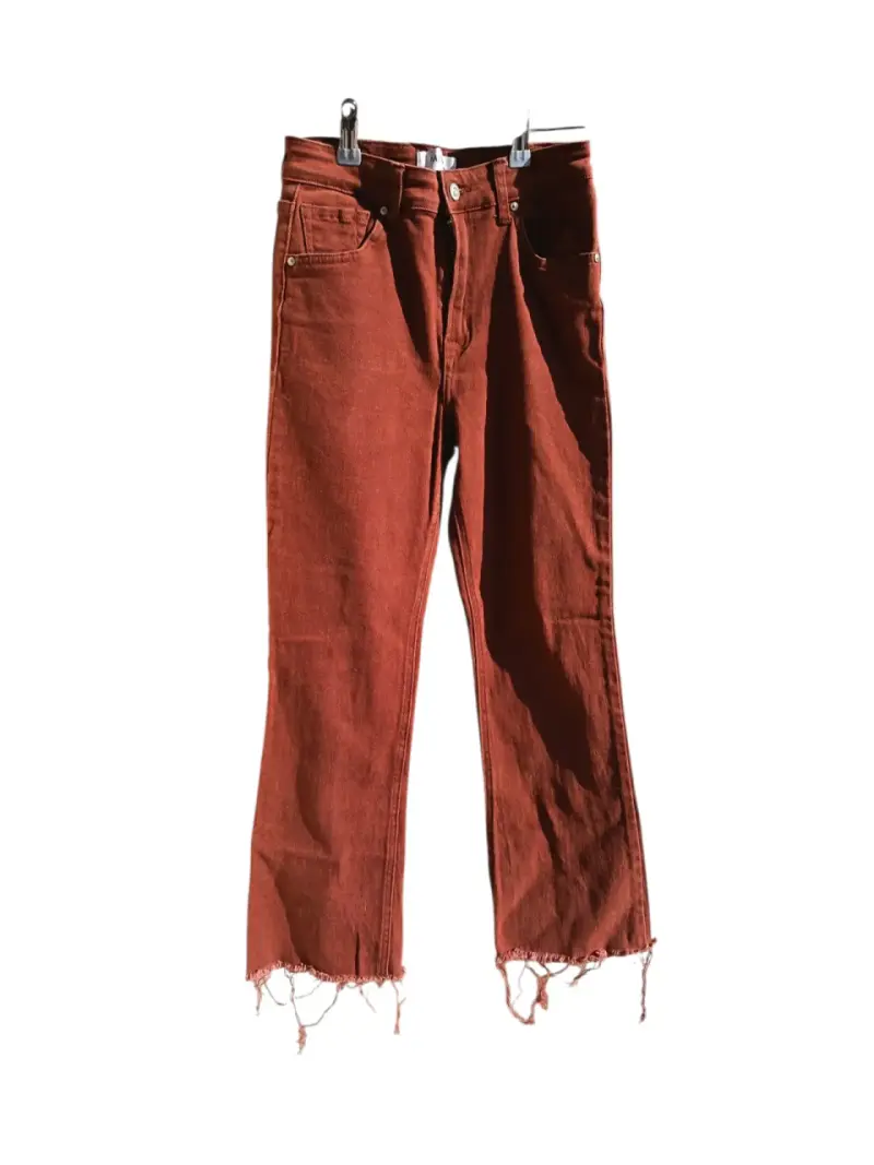 Jeans color teja con ruedo deshilachado