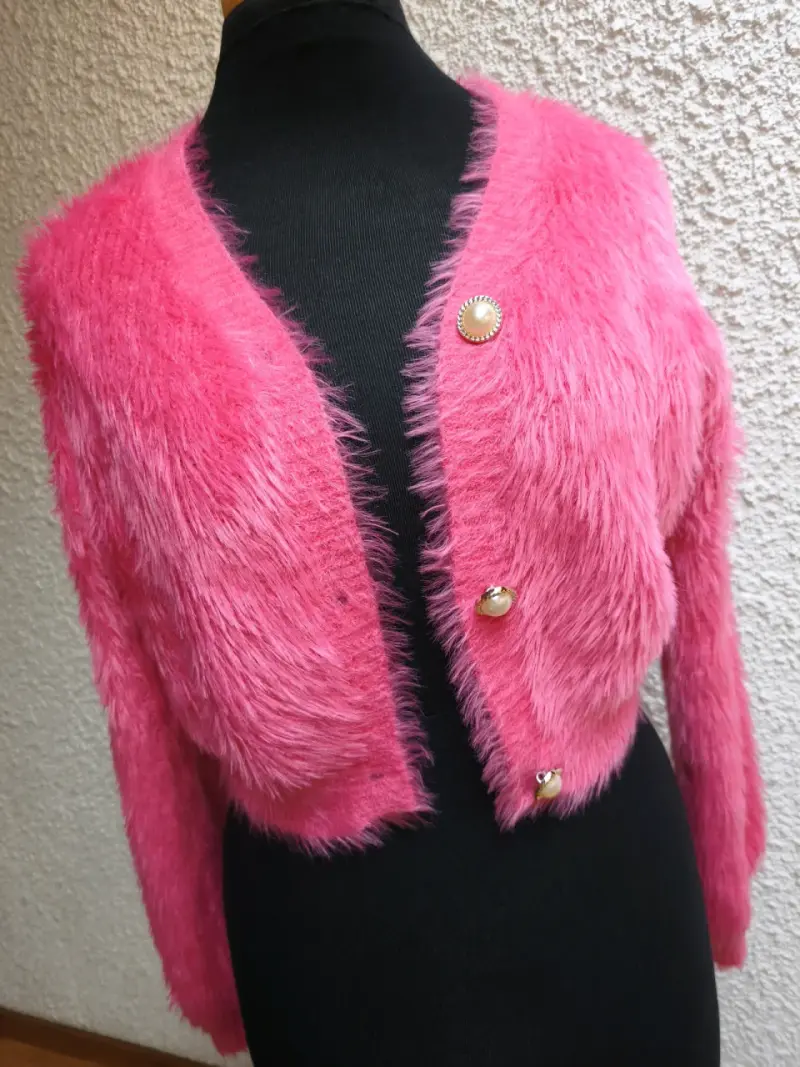 Cárdigan rosa de peluche con botones