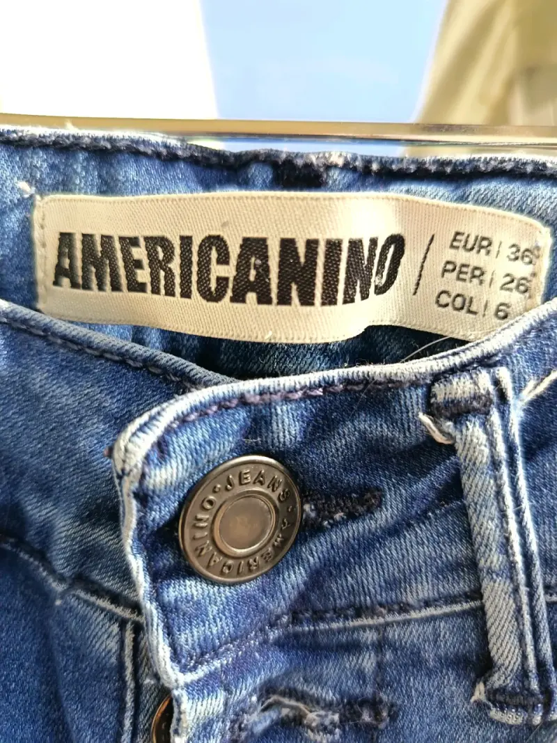 Jeans azul con botones laterales - 3