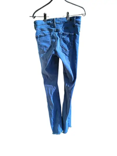 Jeans azules con estilo rasgado - miniatura 2