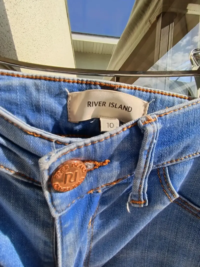 Jeans azules con estilo rasgado - 3