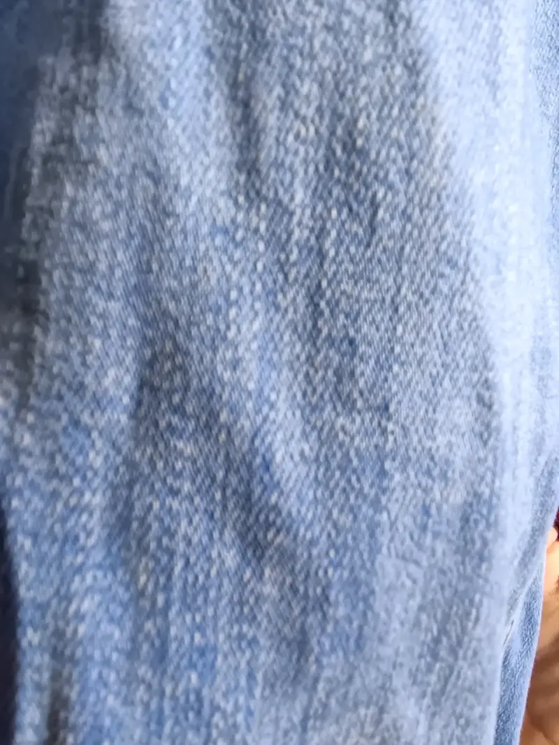 Jeans azules con estilo rasgado - 4