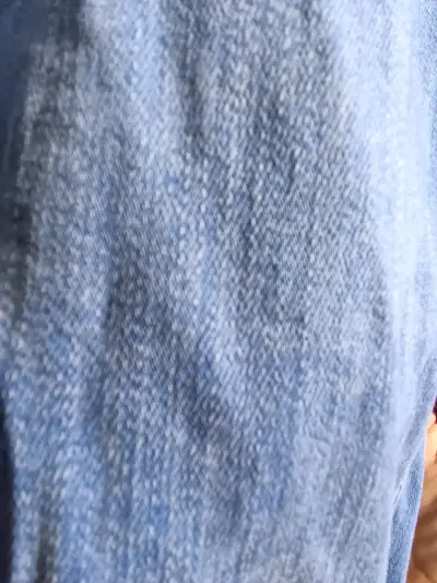 Jeans azules con estilo rasgado - miniatura 4