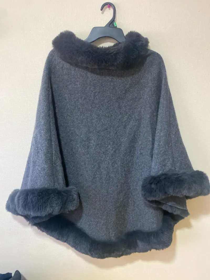 Poncho gris con pelaje sintético