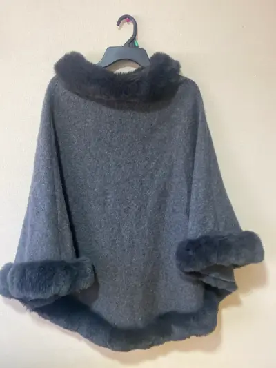 Poncho gris con pelaje sintético - miniatura 2