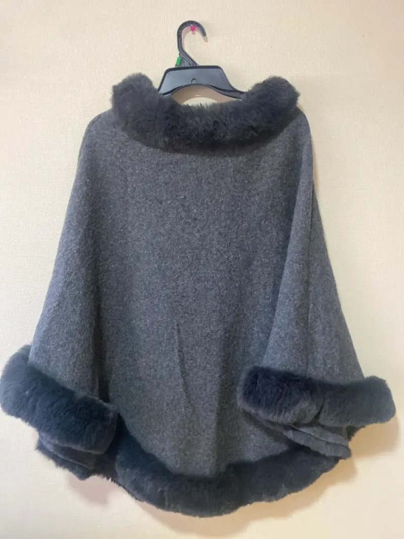 Poncho gris con pelaje sintético - 3