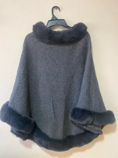 Poncho gris con pelaje sintético - miniatura 3