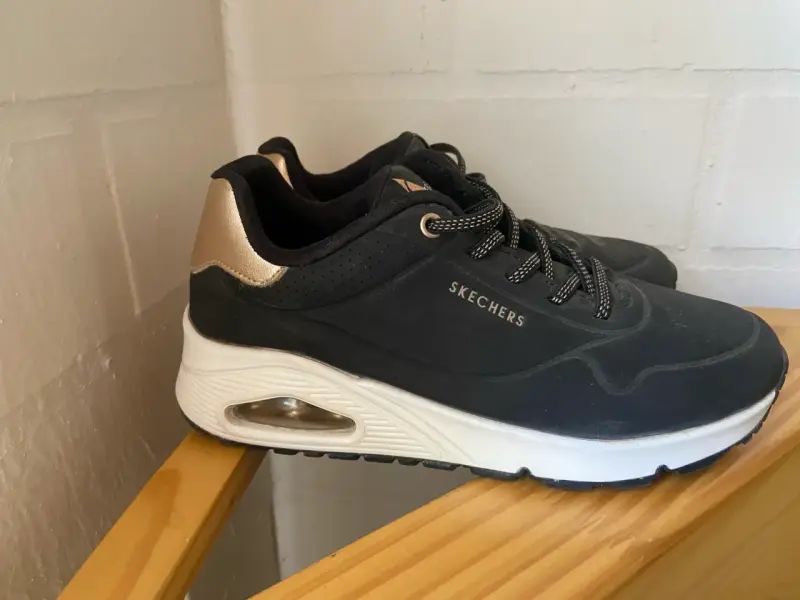 Zapatillas Skechers negras y doradas - 1