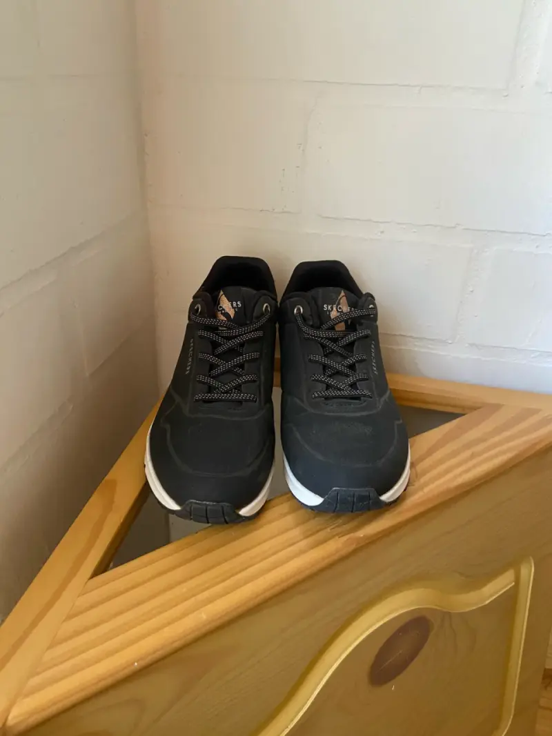 Zapatillas Skechers negras y doradas - 2