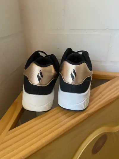 Zapatillas Skechers negras y doradas - miniatura 3