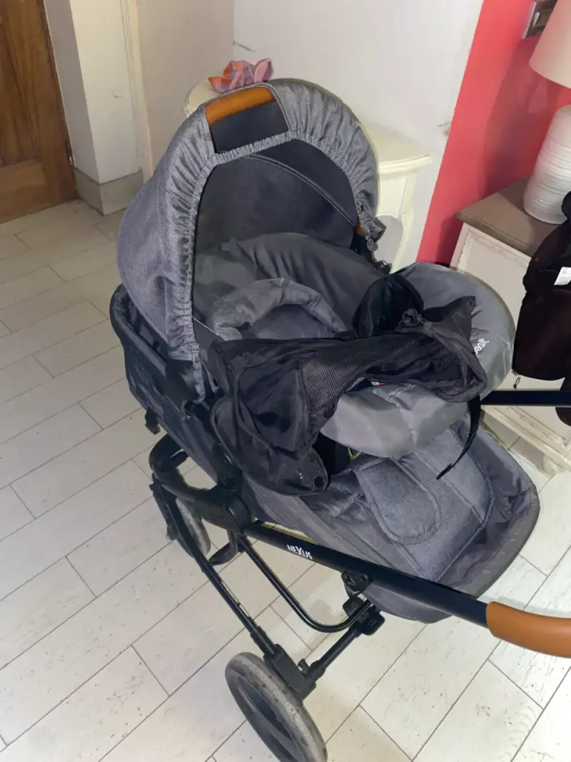Coche de bebé gris