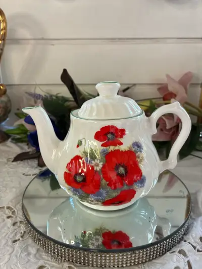 Tetera de porcelana con flores - miniatura 1