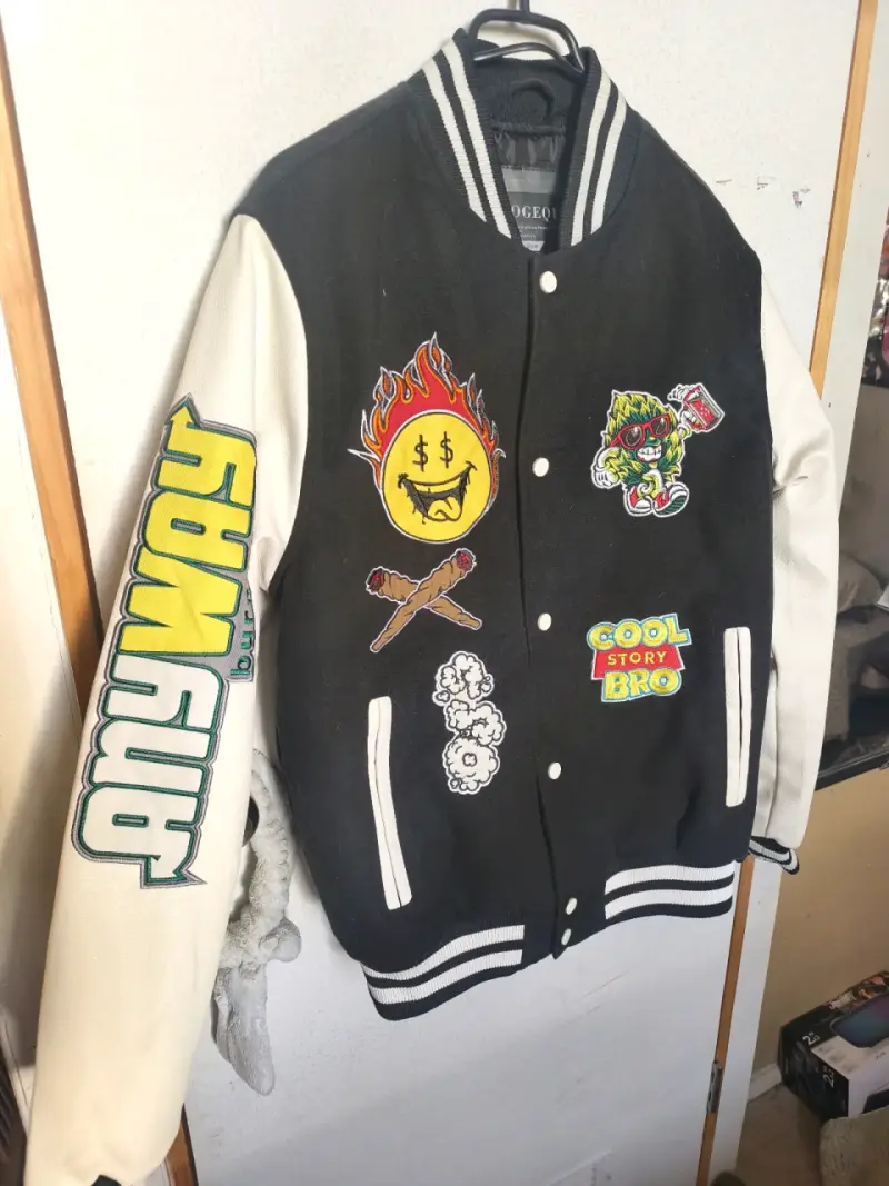 Chaqueta varsity negra con parches