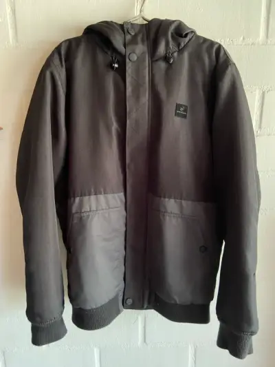 Chaqueta negra con capucha - miniatura 1