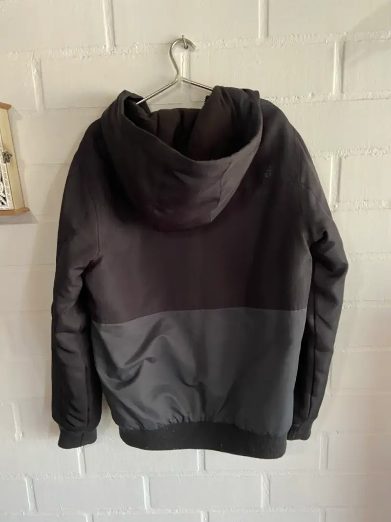 Chaqueta negra con capucha - 3