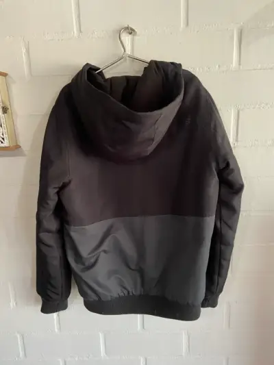 Chaqueta negra con capucha - miniatura 3