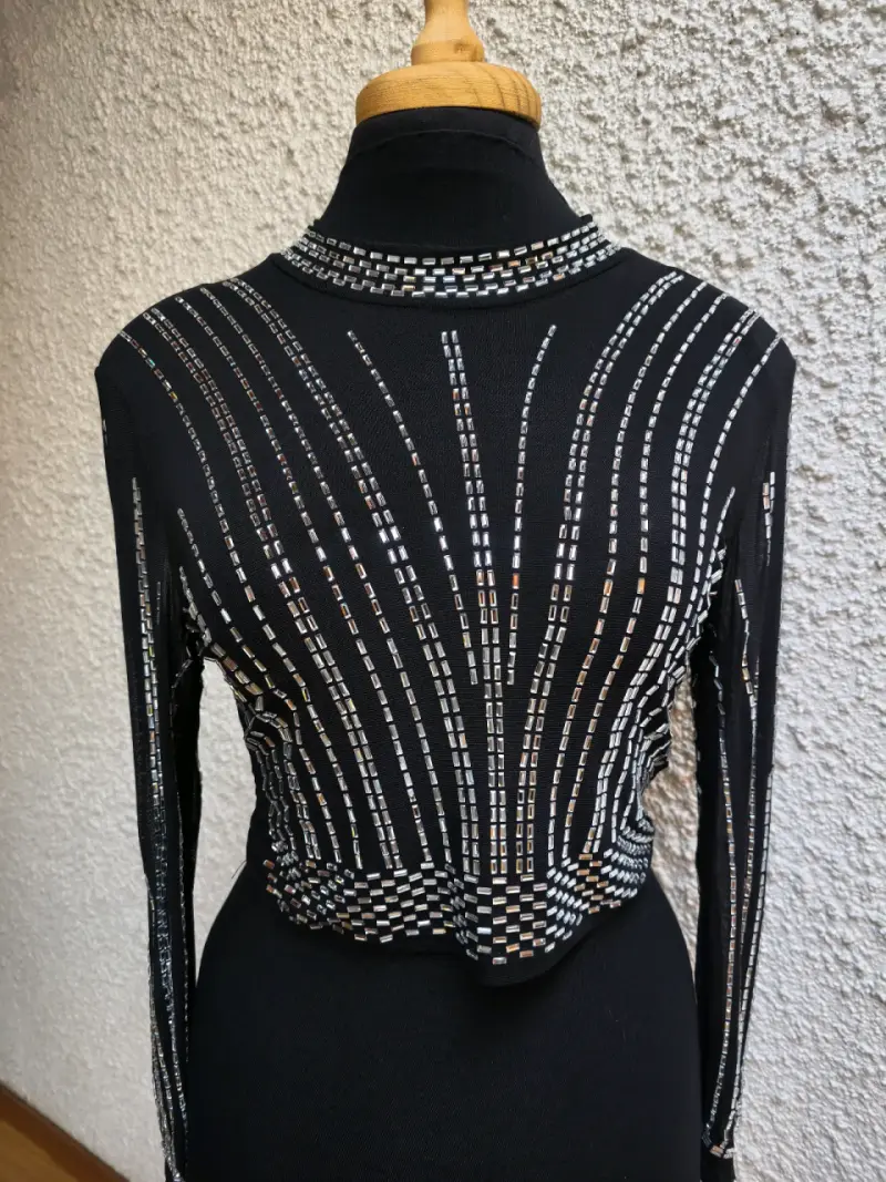 Blusa negra con lentejuelas - 1