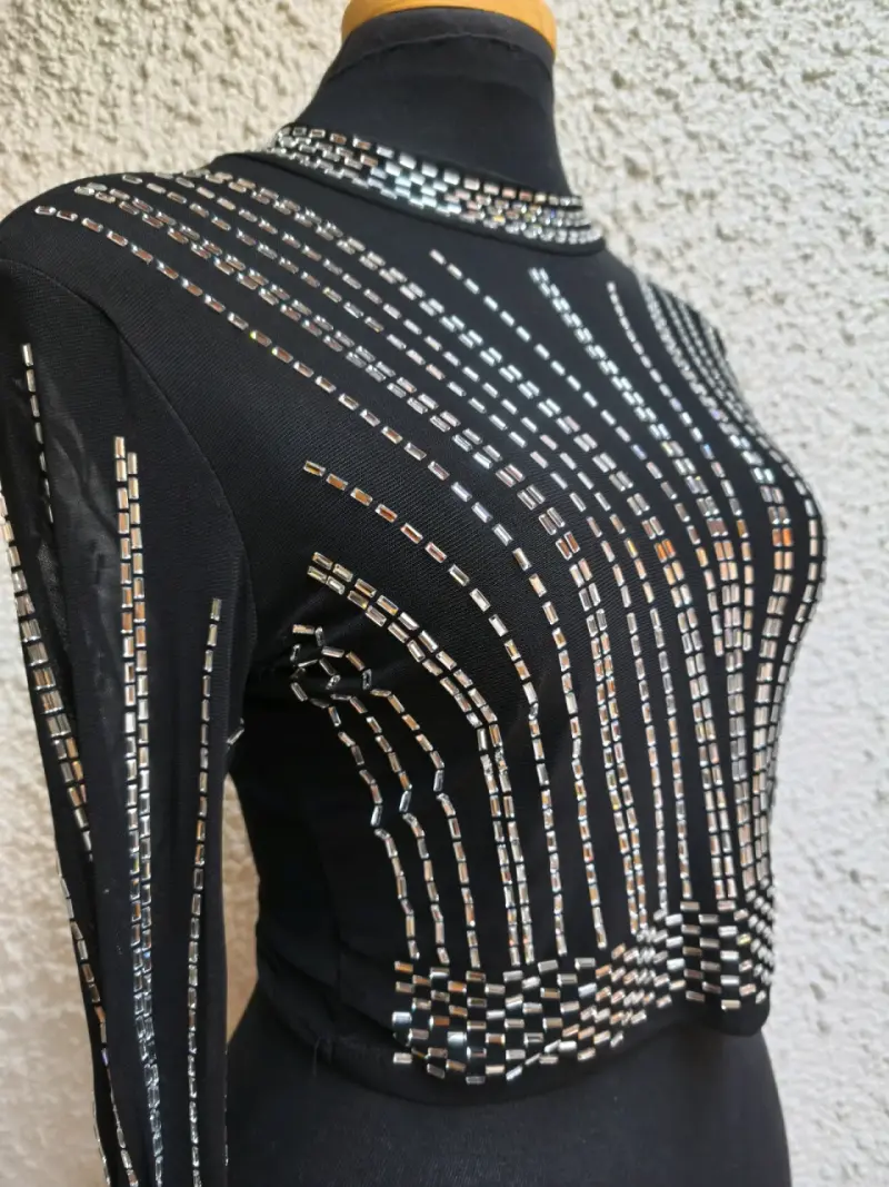 Blusa negra con lentejuelas - 2