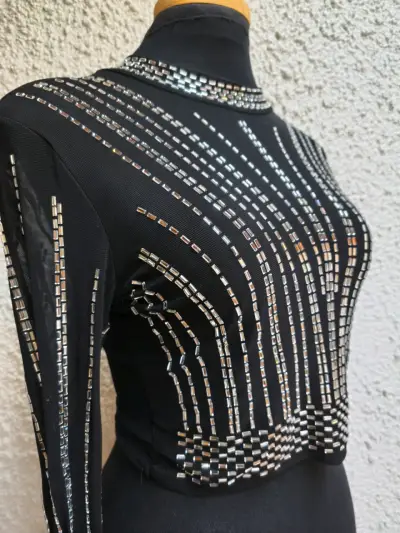 Blusa negra con lentejuelas - miniatura 2
