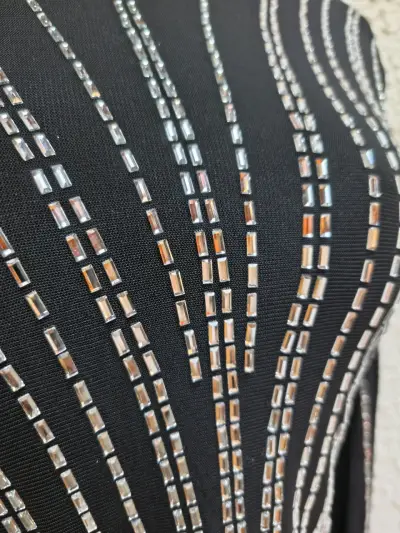 Blusa negra con lentejuelas - miniatura 3