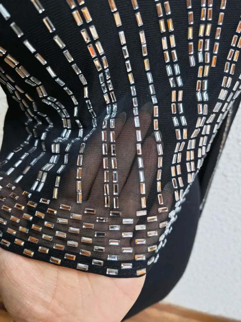 Blusa negra con lentejuelas - 4