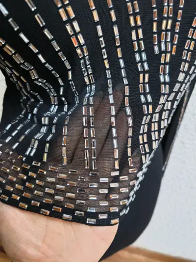 Blusa negra con lentejuelas - miniatura 4