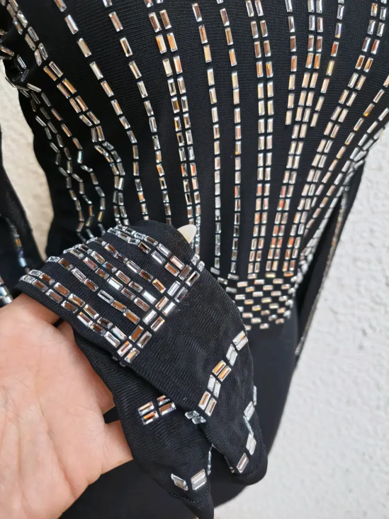 Blusa negra con lentejuelas - 5